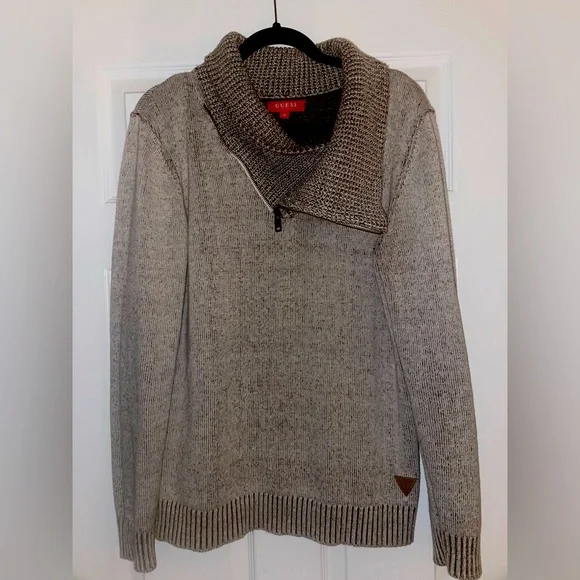 GUESS LOS ANGELES. Material is mostly cotton with some wool and bamboo. Size M - Picture 4 of 10